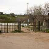 Aperto pi� di dieci anni fa e attivo solo per un breve periodo, il parco �Tre ponti� si trova alla periferia sud-ovest del centro di Bitetto.  Ad accoglierci c�� un vecchio cancello arrugginito aperto attraverso cui accediamo nei parcheggi vuoti e desolati